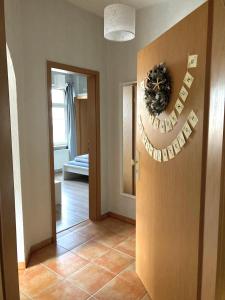 a hallway with a door with a welcome sign on it at Fewo - Am Mühlenteich in Wismar