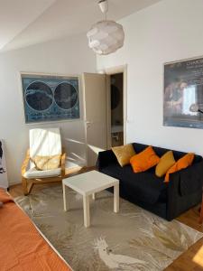 ein Wohnzimmer mit einem Sofa und einem Tisch in der Unterkunft Al Naviglio in Dolo