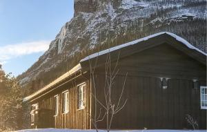 un piccolo edificio con una montagna sullo sfondo di Amazing Home In Hemsedal a Hemsedal