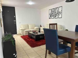 a living room with a table and a couch at Rinconcito de Paz en Xalapa in Xalapa