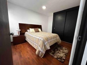 ハラパにあるRinconcito de Paz en Xalapaのベッドルーム1室(ベッド1台、プライド毛布付)