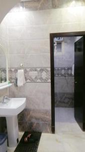 A bathroom at شقق روز شروره للشقق المخدومة