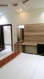 a bedroom with a bed and a large mirror at شقق روز شروره للشقق المخدومة in Sharurah