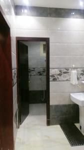 Ein Badezimmer in der Unterkunft شقق روز شروره للشقق المخدومة