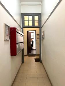 un pasillo vacío con un pasillo que conduce a una habitación en Le 4, en París