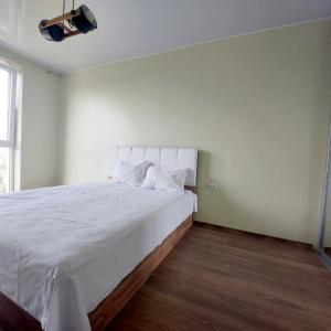 リヴィウにあるНовобуд Зелена 265 Сихівська Зубрівськаのベッドルーム(白いシーツを使用した大型ベッド1台付)