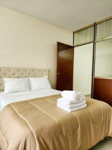 een hotelkamer met een bed met handdoeken erop bij Céntrico departamento porteño in Buenos Aires