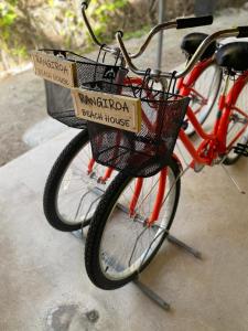 Deux vélos sont garés à côté d'une maison de plage. dans l'établissement Rangiroa Beach House, à Avatoru