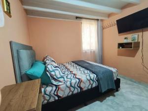1 dormitorio con 1 cama con silla y mesa en HospedajesMED, en Medellín