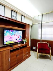 ブエノスアイレスにあるCéntrico departamento porteñoのリビングルーム(テレビ、赤い椅子付)