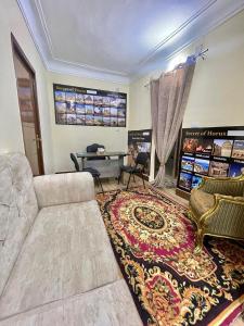 ein Wohnzimmer mit einem Sofa und einem Teppich in der Unterkunft Secret of Horus in Kairo