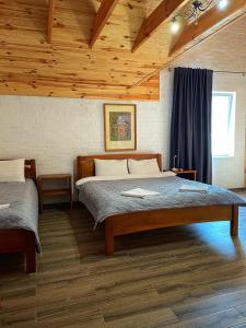 Ein Bett oder Betten in einem Zimmer der Unterkunft Садиба Бабина Лоза