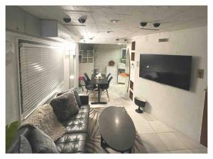 TV a/nebo společenská místnost v ubytování 919Takarazuka 宝塚駅前 デザイナーズ2Bed Room Max6人甲子園-大阪-神戸迄25分