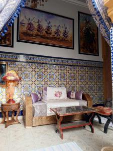 sala de estar con sofá y mesa en RIAD Dar Ouezzani en Rabat