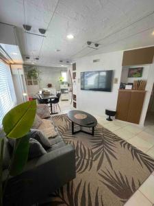TV a/nebo společenská místnost v ubytování 919Takarazuka 宝塚駅前 デザイナーズ2Bed Room Max6人甲子園-大阪-神戸迄25分