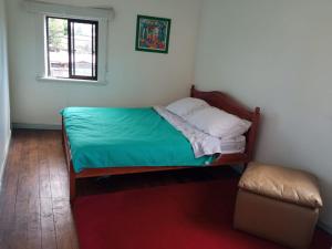 a small bedroom with a bed and a window at HOSTAL FERNANDO in Valdivia