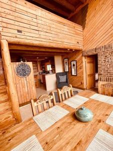 Cette chambre en bois comprend une table et des chaises en bois. dans l'établissement Taos Mountain Views- Cozy Home-Special Rates, à El Prado