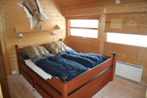 Voodi või voodid majutusasutuse Kinnkosen - cabin with panoramic view for 6 persons toas
