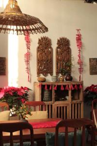 a dining room with a table and chairs and a tableablish at Nhà Lúa Homestay in Ninh Binh