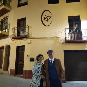 Un uomo e una donna in piedi davanti a un palazzo di Casa Pp a Finestrat