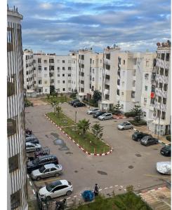 een parkeerplaats met geparkeerde auto's in een stad bij Appartement in Casablanca close to the beach in Casablanca