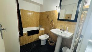 Un baño con lavabo, inodoro y espejo. en Le Mary Time Face Mer, en Saint Gilles Croix de vie 28 fotos más