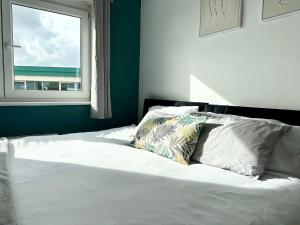 Кровать или кровати в номере Cosy 2 Bed Apartment 5 min walk from London Tube Station