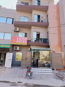 Το κτήριο όπου στεγάζεται  το ξενοδοχείο +23 φωτογραφίες