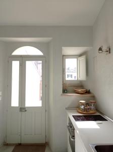- une cuisine avec une porte blanche et un évier dans l'établissement Casa Verde, à Cana