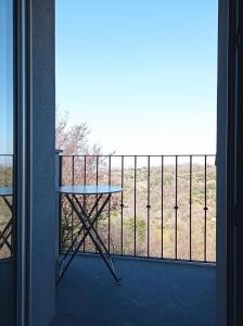 - une table sur un balcon avec vue sur un champ dans l'établissement Casa Verde, à Cana