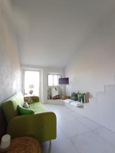 - un salon avec un canapé vert et des escaliers dans l'établissement Casa Verde, à Cana