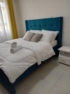 1 cama grande con cabecero azul en un dormitorio en Luxurious Homes AthiRiver, en Athi River