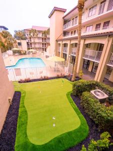 une pelouse avec des balles de golf dans une cour devant un bâtiment dans l'établissement Mai Hana Hotel, à Orlando