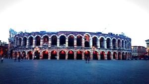 ヴェローナにあるItalianflat - Arena by sideの都市のアーチのある大きな建物