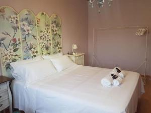 A bed or beds in a room at L'arome de Ainsa