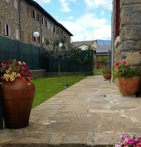 A garden outside L'arome de Ainsa