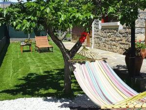 A garden outside L'arome de Ainsa