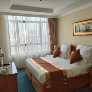 سرير أو أسرّة في غرفة في QASR ALAZHAR HOTEL