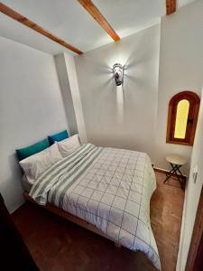 Rúm í herbergi á Riad Dar Hanae