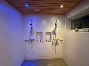 Baño blanco con ducha y ventana en Pajupilli 1-10 henkilölle, en Kajaani