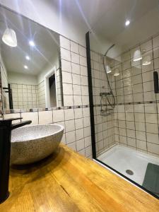 カンプロドンにあるApartamento dúplex en el corazón de Camprodon, La Roviraの浴槽、洗面台、シャワーを備えたバスルーム +24枚の写真
