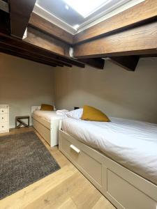 A bed or beds in a room at Apartamento dúplex en el corazón de Camprodon, La Rovira