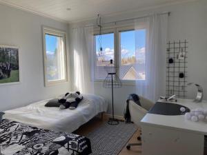 een slaapkamer met een bed, een wastafel en een bad bij Pajupilli 1-10 henkilölle in Kajaani