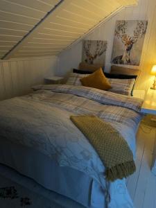 een slaapkamer met een bed in een kamer bij Koselig rom i tømmerhus, inkl morgenkaffe in Eidsvoll