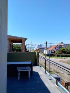een bank aan de zijkant van een balkon bij Inhala y exhala in Mar del Plata