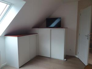 TV a/nebo společenská místnost v ubytování La Bélinoise, à proximité du circuit des 24h