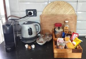 Příslušenství pro přípravu čaje a kávy v ubytování Appartamento La Posta Vecchia