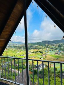 una vista desde el balcón de una casa en Cabin 7000 feet Nuwaraeliya, en Nuwara Eliya