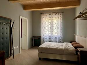 Кровать или кровати в номере Djenga - rock 'n rooms