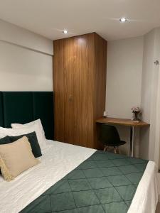 1 dormitorio con 1 cama y armario de madera en American Flat, en São Luís